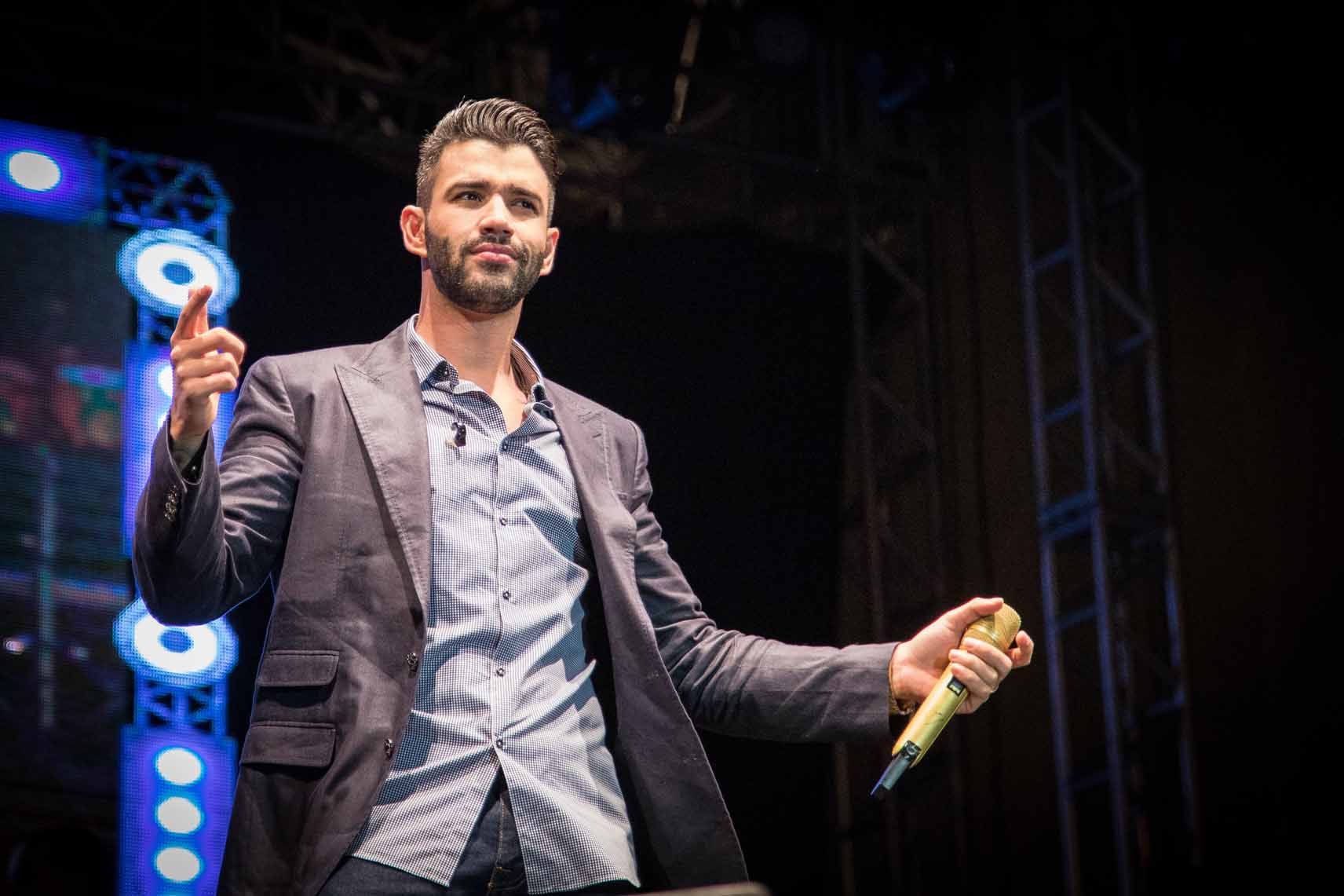 VÍDEO | Gusttavo Lima é atingido por copo no rosto durante show