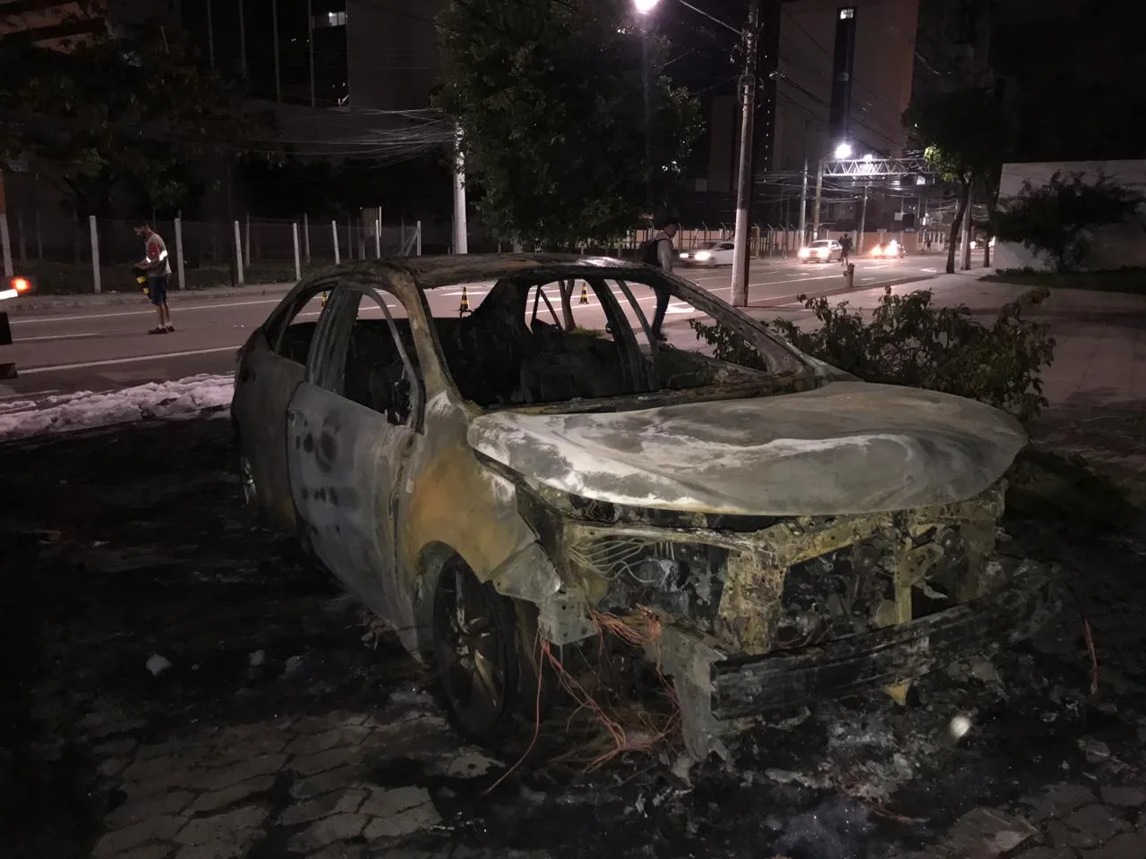 VÍDEO | Carro pega fogo em um dos acessos à Terceira Ponte