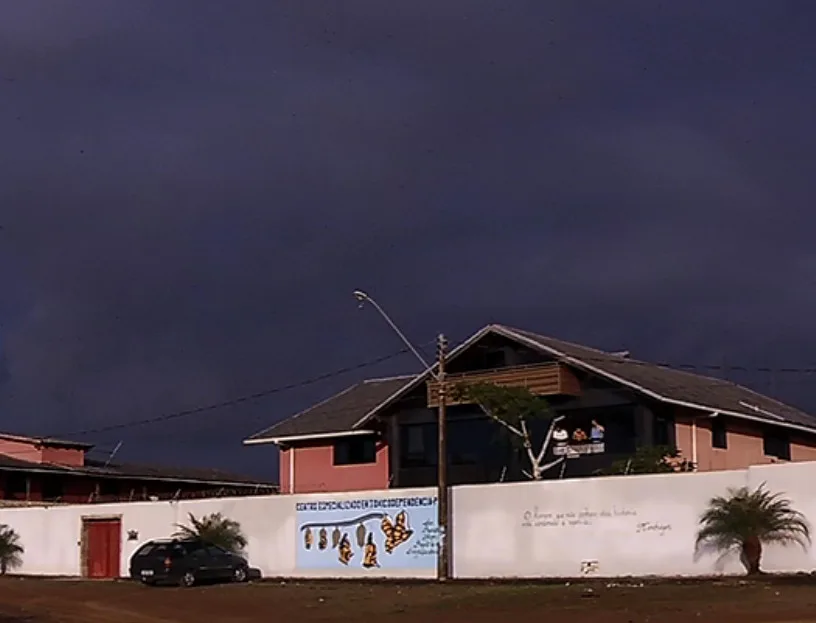 Mesmo fechada pela Justiça, casa de reabilitação na Serra mantém dependentes no local