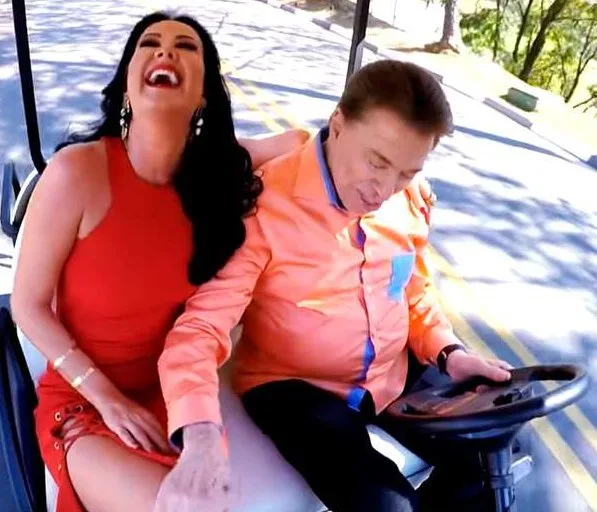 Durante passeio raro, Silvio Santos coloca a mão na coxa de Helen Ganzarolli