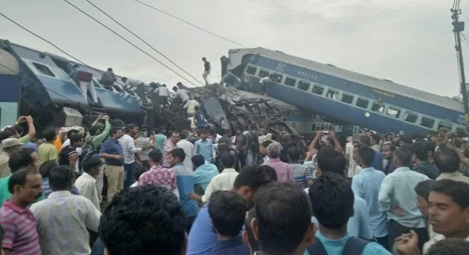 Descarrilamento de trem deixa ao menos 20 mortos na Índia