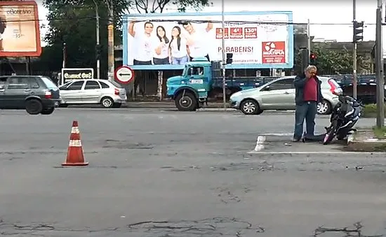 Duas pessoas ficam feridas em acidente com carreta na Serra