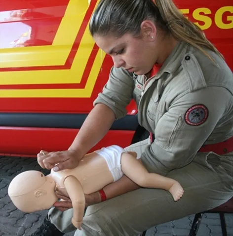 Corpo de Bombeiros orienta pais sobre o que fazer em casos de engasgos em crianças