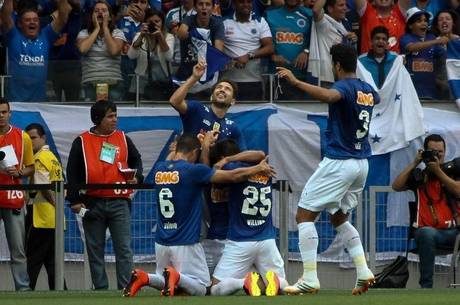 Gol do Cruzeiro na partida entre Cruzeiro x Santos, válido pela Décima quinta rodada do Campeonato Brasileiro no Estádio Mineirão Belo Horizonte-MG – 17/08/2014 – Foto Denis Dias/Gazeta Press – Denis Dias