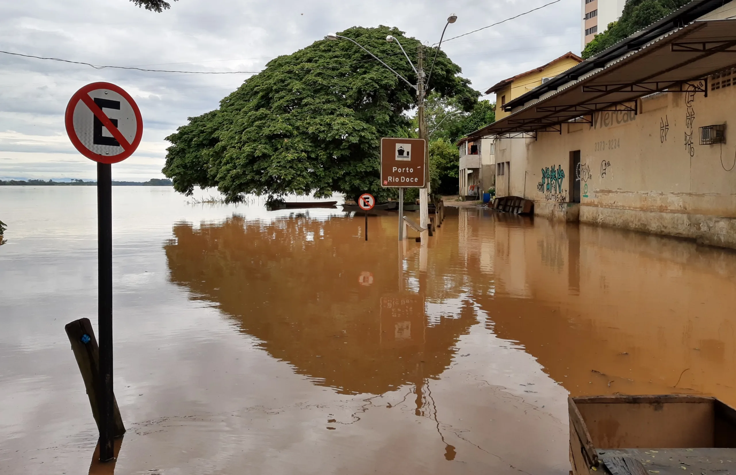 Rio ultrapassa os 4 metros e aumenta o número de famílias fora de casa