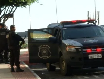 Agente penitenciário se irrita com equipe de reportagem após acidente na Praia do Canto