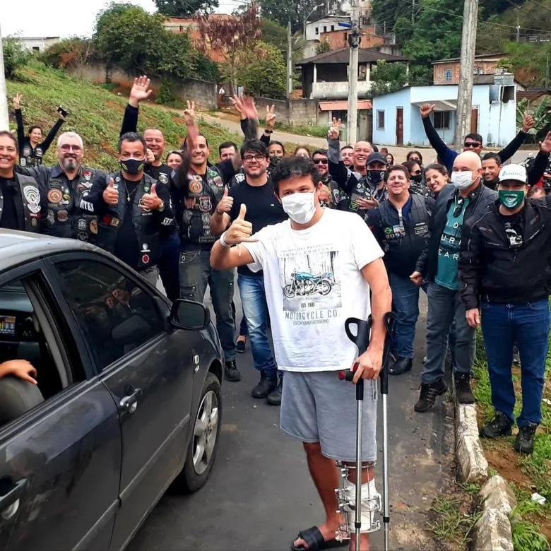 Após alta hospitalar, motociclista que acidentou-se em Guarapari é recebido por mais de 30 motos