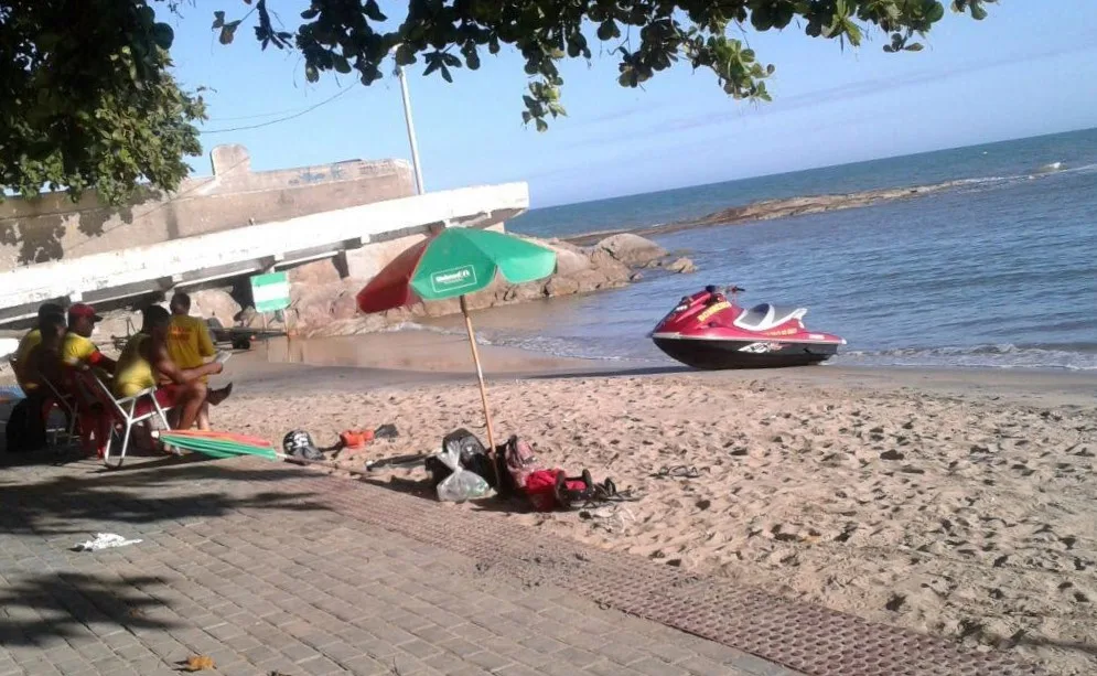 Seguem as buscas para localizar adolescente que desapareceu no mar em Marataízes