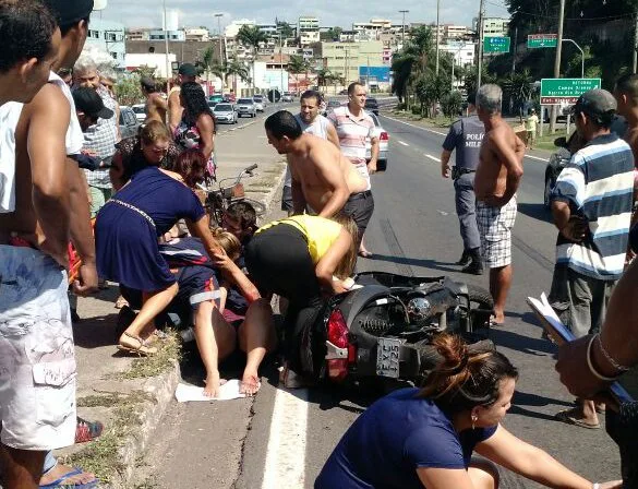 Acidente envolvendo moto e ciclista deixa dois feridos na BR 262 em Cariacica