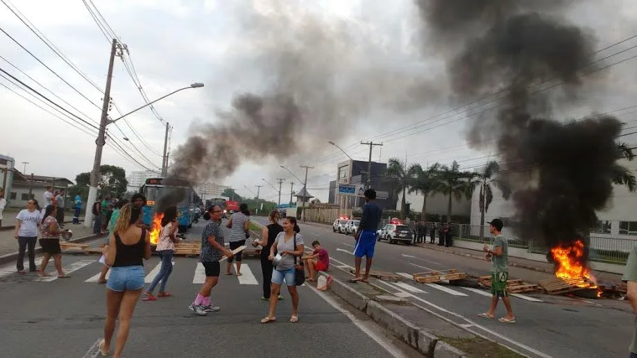 Após tiroteio, moradores bloqueiam rodovia e pedem segurança na Serra