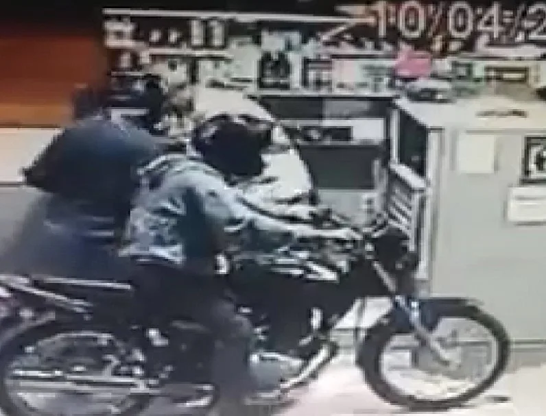 Criminosos em motocicleta assaltam posto de gasolina em Cachoeiro de Itapemirim