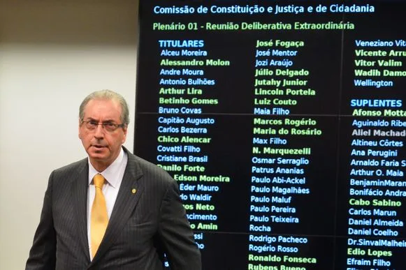 Brasília – O deputado Eduardo Cunha chega para a reunião da Comissão de Constituição e Justiça da Câmara que tenta votar o parecer do deputado Ronaldo Fonseca sobre o seu pedido para anular a sessão do Conselho de Ética que aprovou a cassação de seu mandato (José Cruz/Agência Brasil)