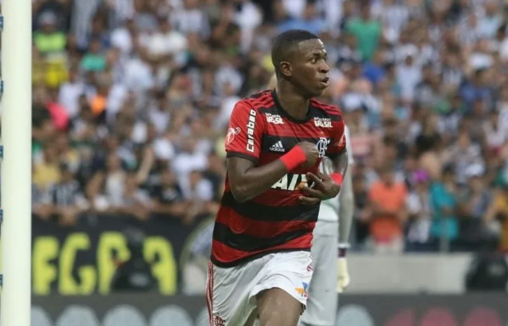 Flamengo ganha do Ceará, assume a liderança do Brasileirão e ameniza a crise