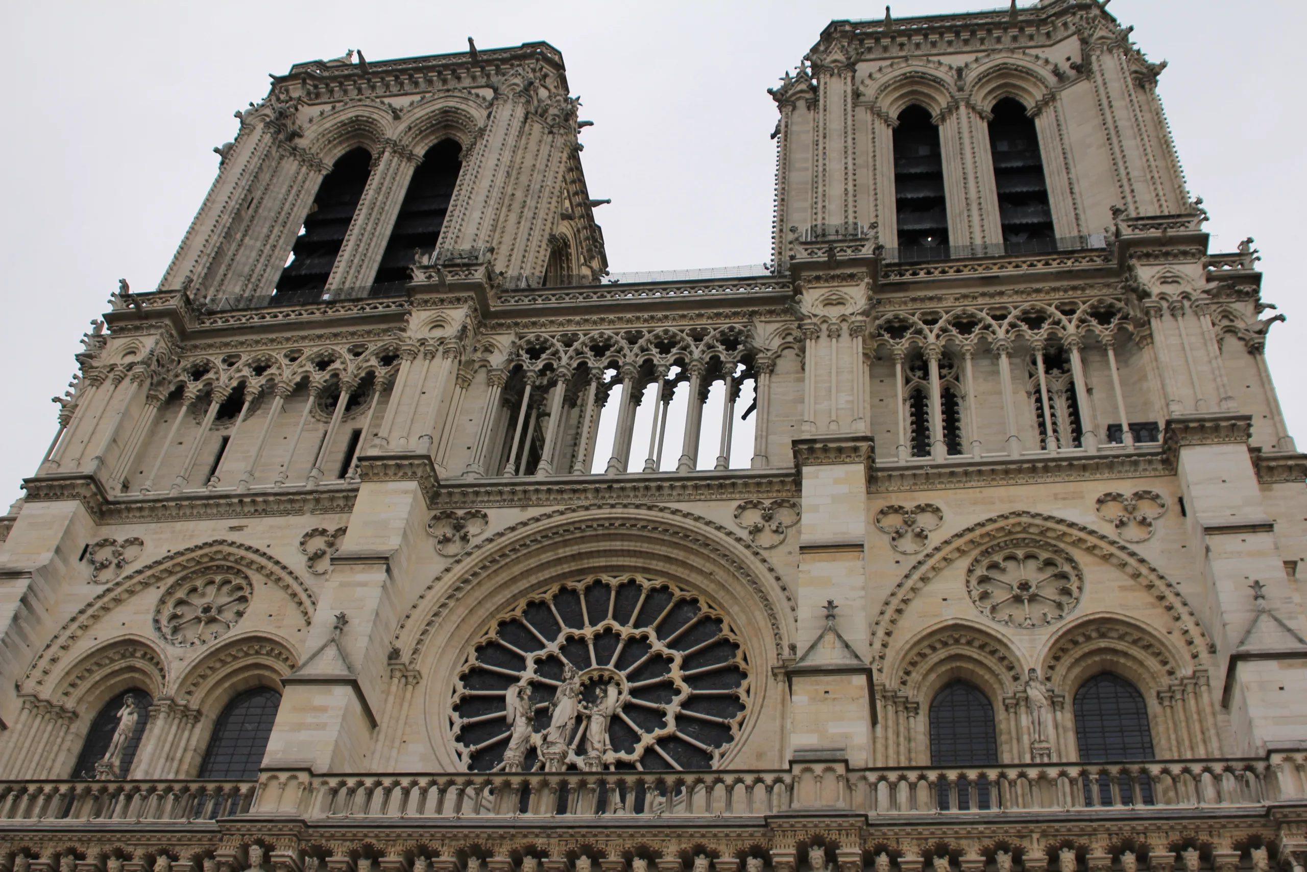 França aprova lei para reconstruir Catedral de Notre-Dame