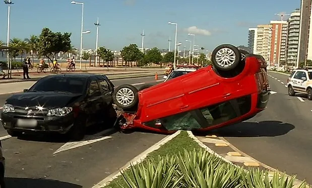 Carro capota após acidente na Avenida Dante Michelini