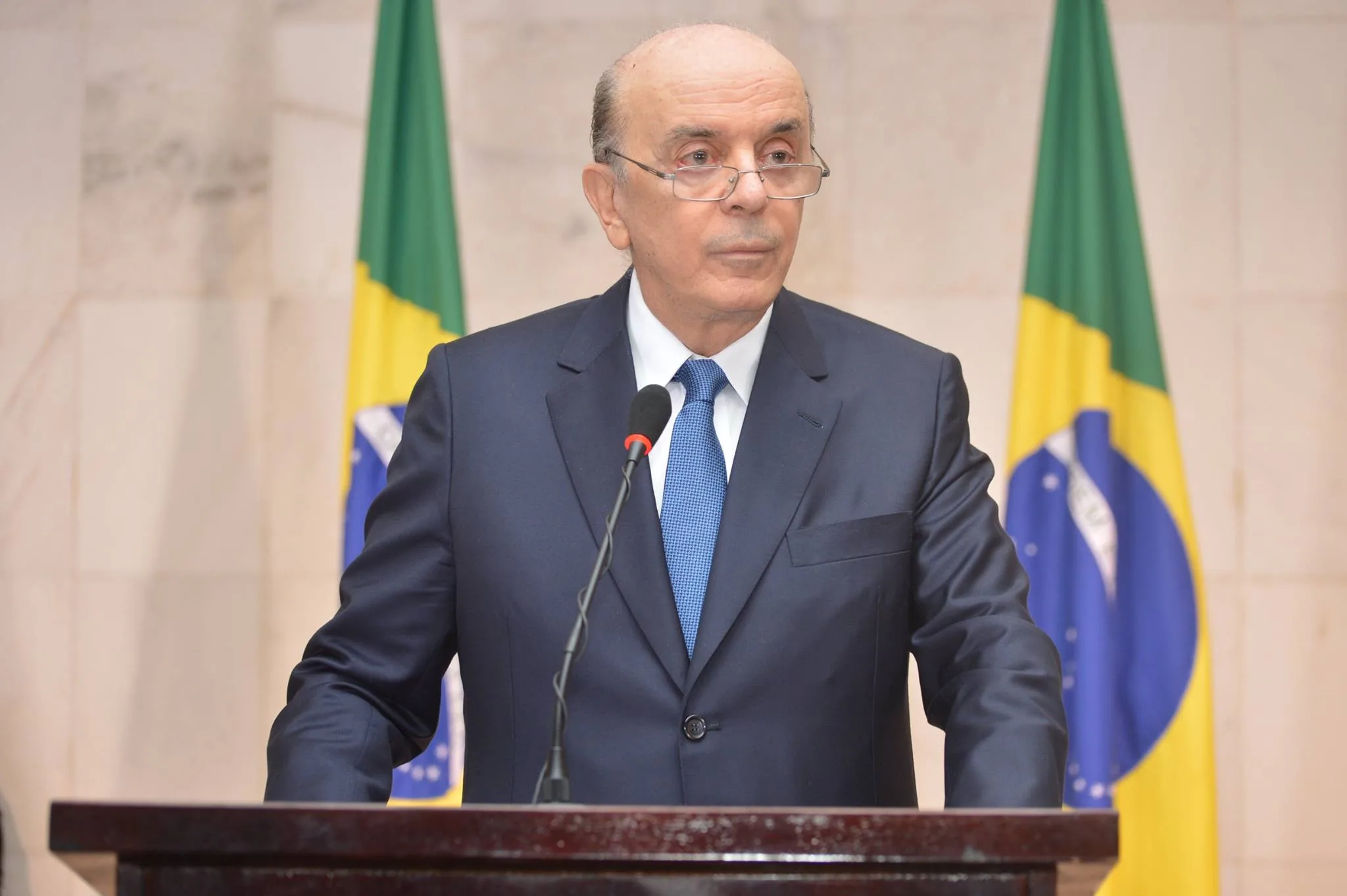 Após críticas, Serra suspende passaportes diplomáticos de R.R. Soares e esposa