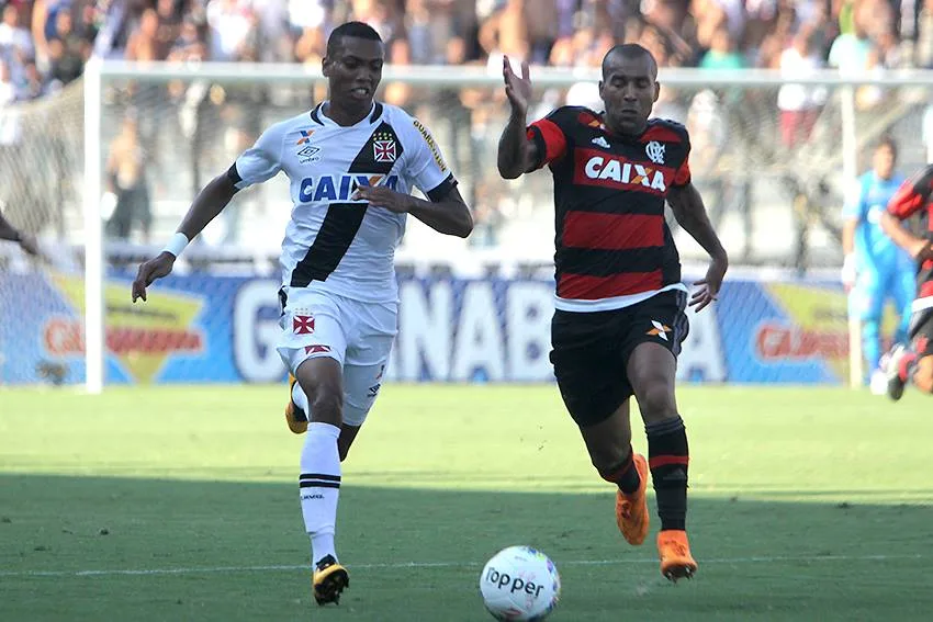 Com gol no final, Vasco vence Flamengo na volta do clássico a São Januário