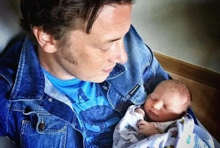 Chef Jamie Oliver mostra seu quinto filho ao mundo