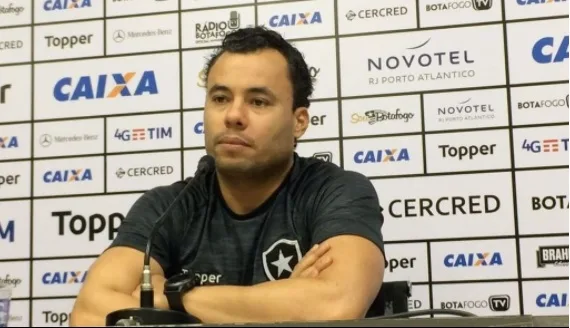 Jair fecha treino e faz mistério no Botafogo às vésperas de jogo decisivo