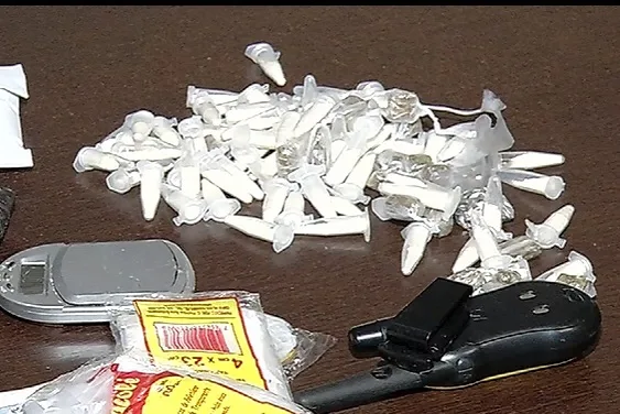 Traficantes deixam bolsa cheia de drogas para trás durante fuga em Cariacica