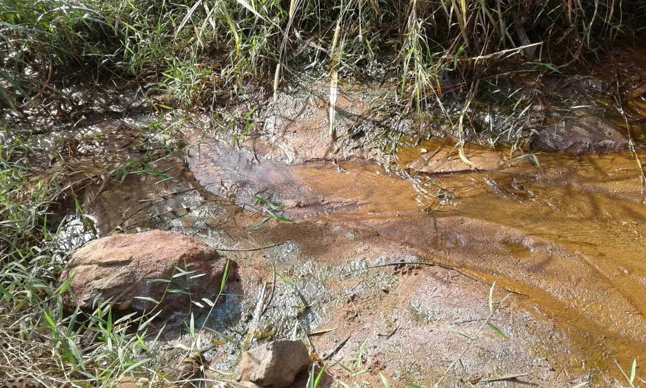 Distrito de Santa Teresa é abastecido por caminhão pipa após rio praticamente secar