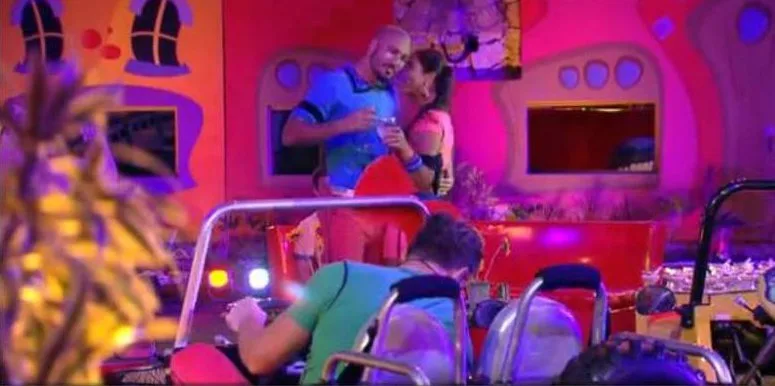 BBB 2015: Amanda se insinua para Fernando e leva toco do brother: "Não, hoje não"