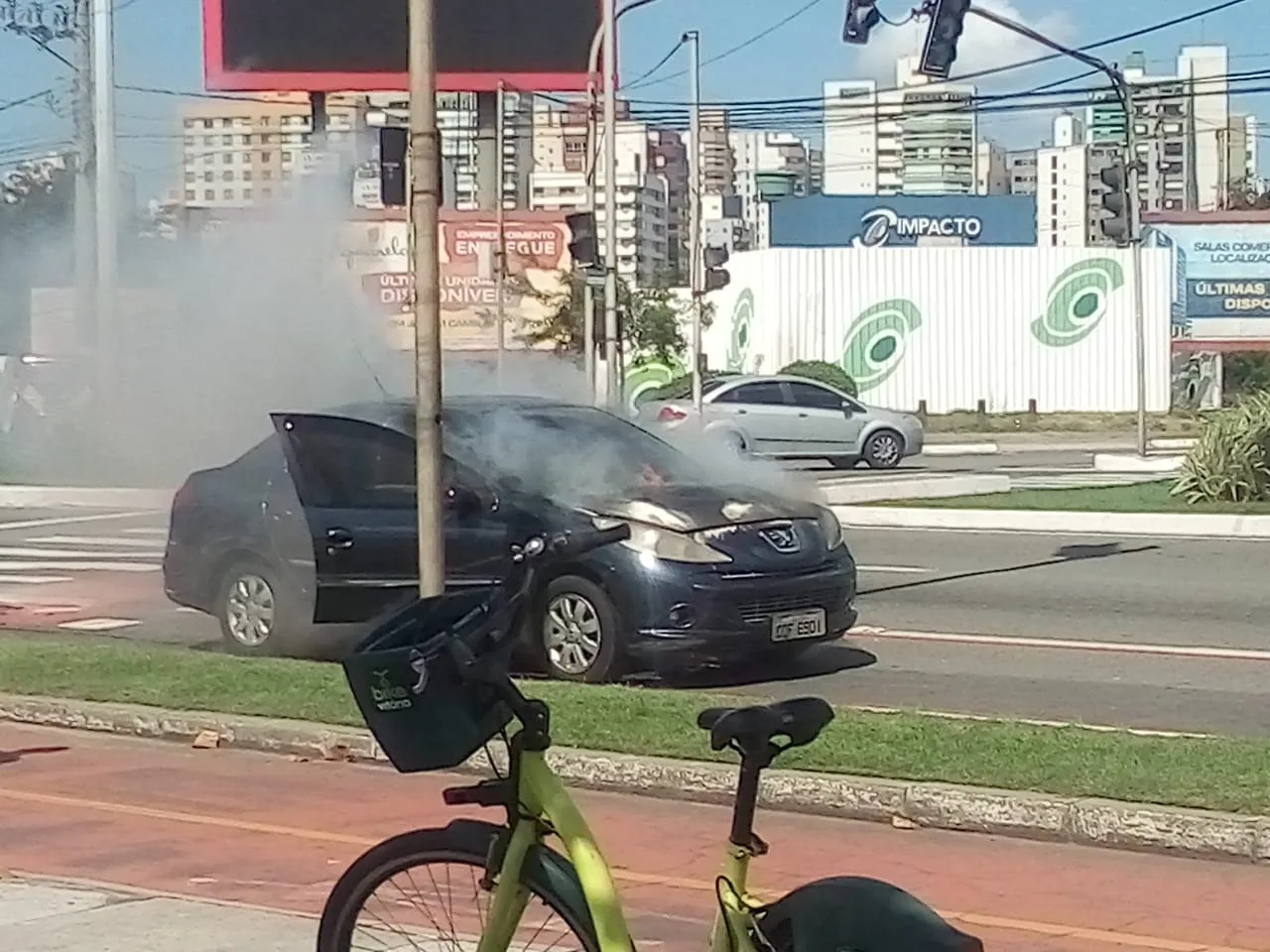 Carro pega fogo e deixa trânsito complicado na manhã deste sábado em Camburi