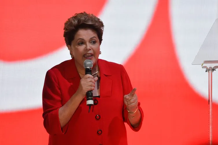 A presidenta Dilma Rousseff e o ex-presidente Lula durante Convenção Nacional do PT no Centro de Eventos Brasil 21, em Brasília (Fabio Rodrigues Pozzebom/Agência Brasil)