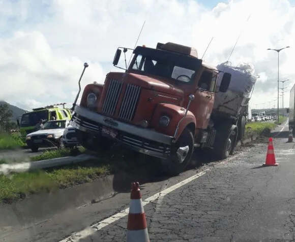 Dois acidentes com carretas na Rodovia do Contorno nesta terça-feira