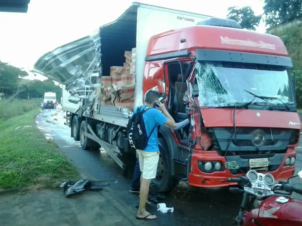 Motorista fica ferido em acidente com caminhões em Viana