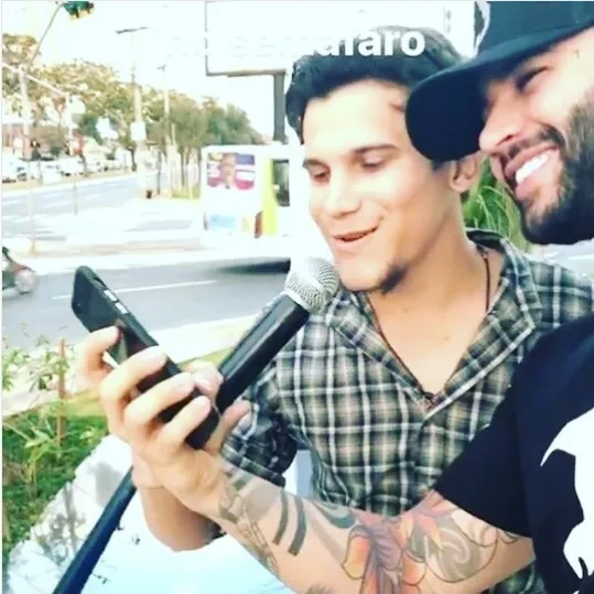 Gusttavo Lima canta com artista de rua em Goiânia