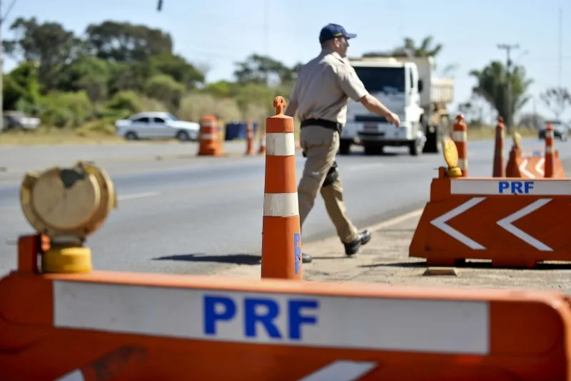 Motociclista morre após cair e ser atropelado por caminhão em João Neiva