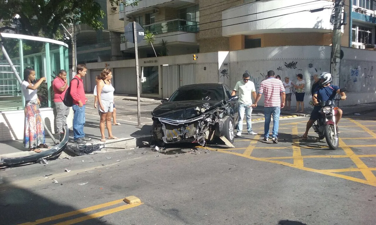 Carro de luxo se envolve em acidente com ônibus e fica destruído em Jardim Camburi