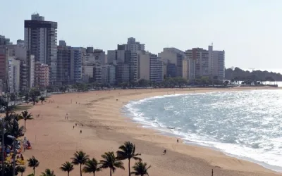 Vai curtir a praia neste fim de semana? Saiba onde é possível tomar banho sem riscos