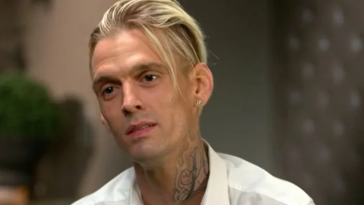 Após suspeita de overdose, polícia é chamada na casa do cantor Aaron Carter