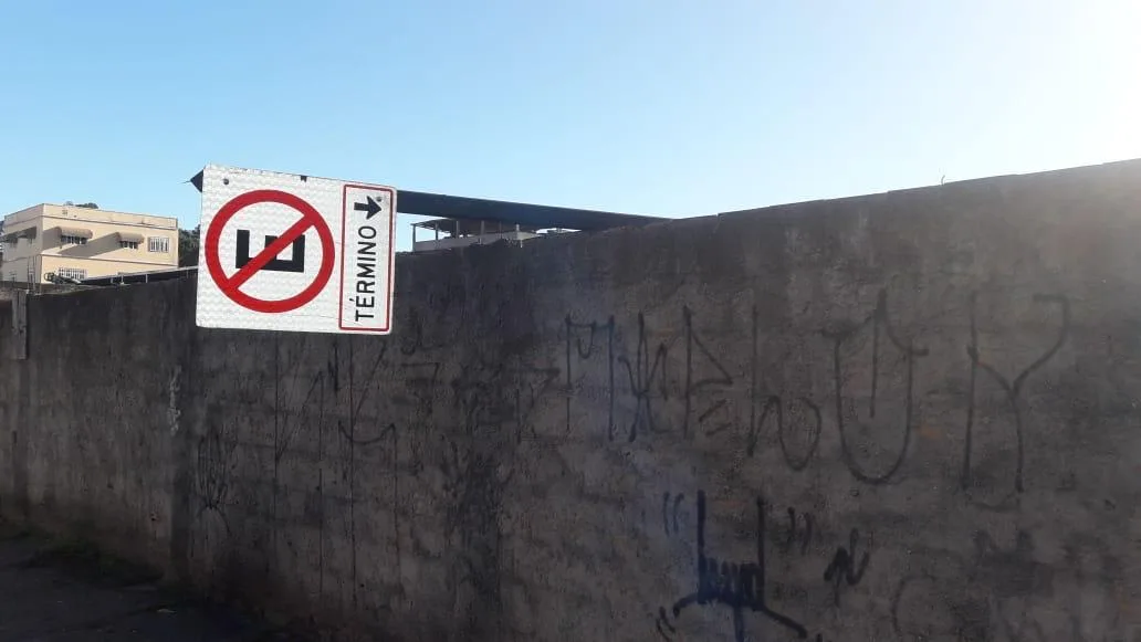 Placas são encontradas quebradas e dentro de valão após protesto em Cariacica