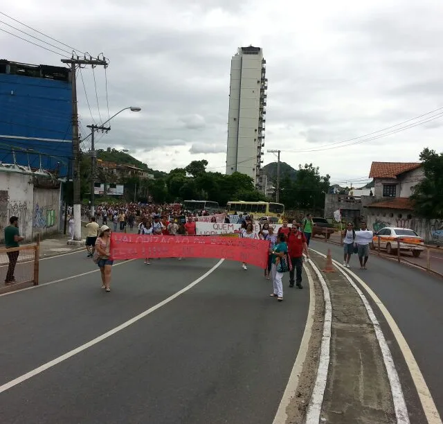 Professores em protesto interditam avenida Jerônimo Monteiro, no Centro de Vitória