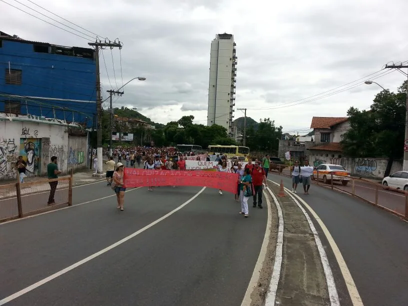 Professores em protesto interditam avenida Jerônimo Monteiro, no Centro de Vitória