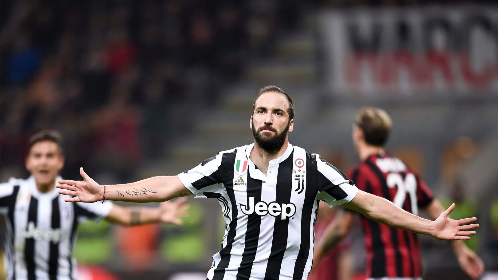 Juventus bate Milan com 2 gols de Higuaín e assume topo provisório do Italiano