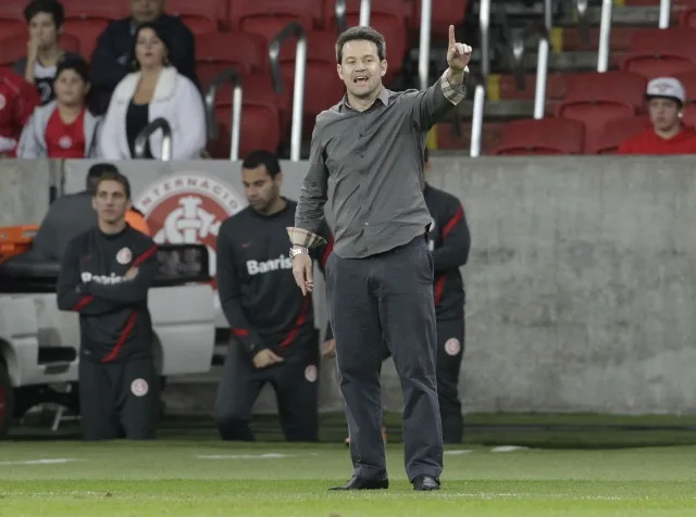 Argel faz mistério e fecha último treino do Inter antes do clássico