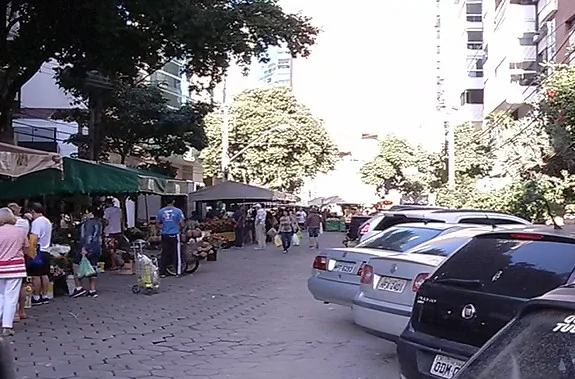 Estudante de Medicina tenta furar blitz e provoca destruição em feira livre na Praia do Canto