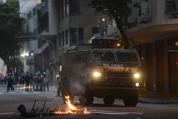 Confronto no Rio deixa sete feridos e agências bancárias incendiadas