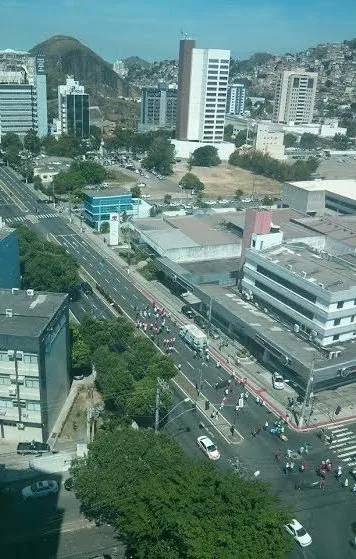 Manifestantes chegam em fim de passeata e bloqueiam a Reta da Penha