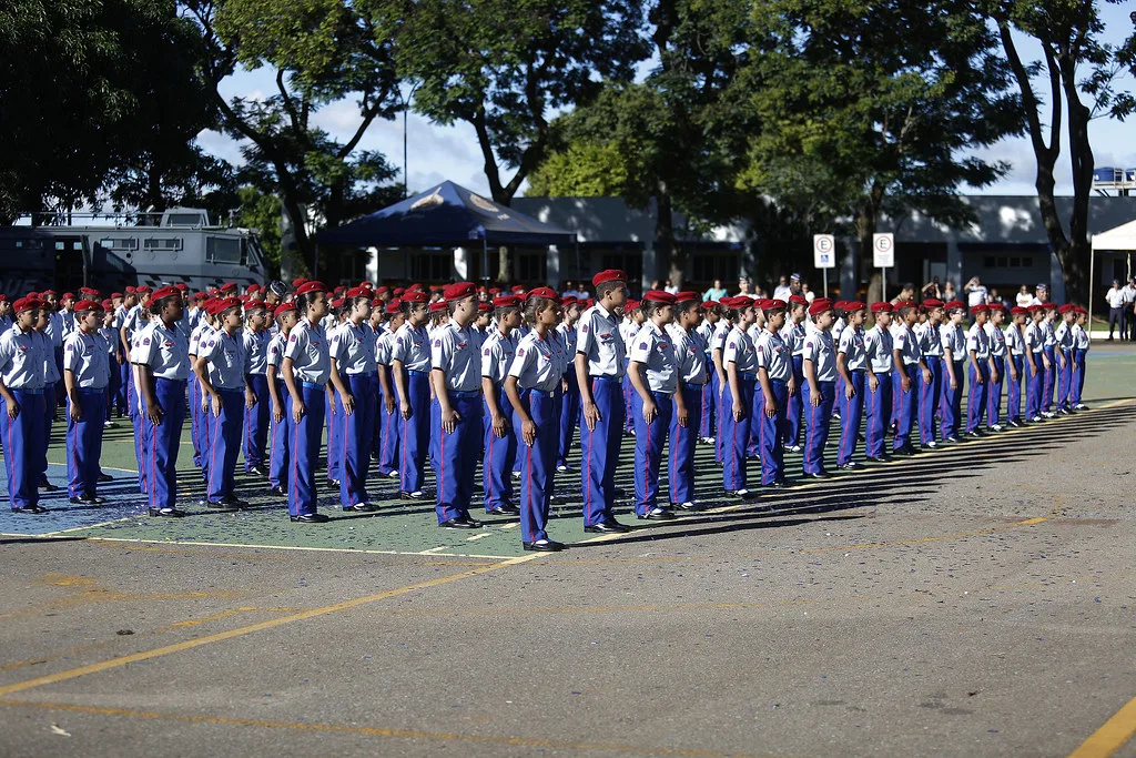 Governo quer 216 escolas cívico-militares e Bolsonaro defende imposição do modelo