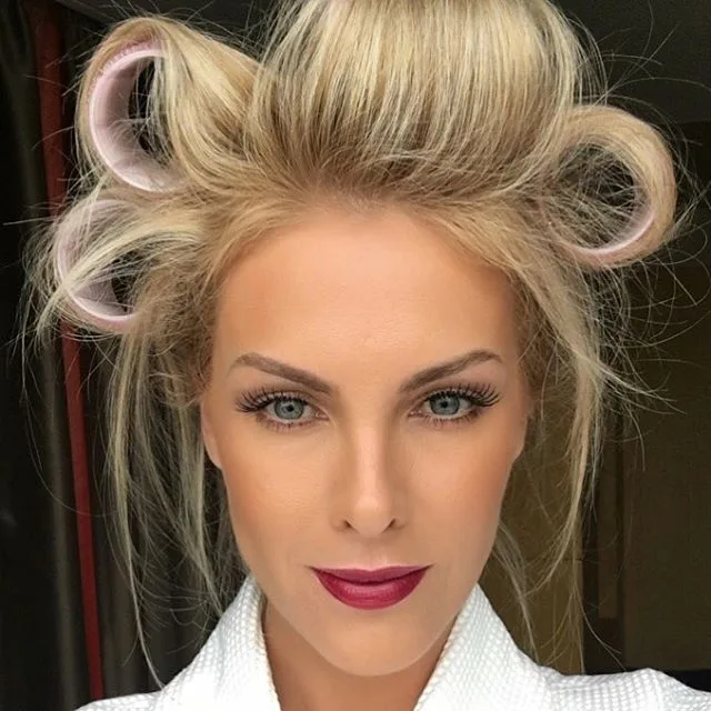 Ana Hickmann mostra o lado Dona Florida, de Chaves, e aparece de bobes no cabelo