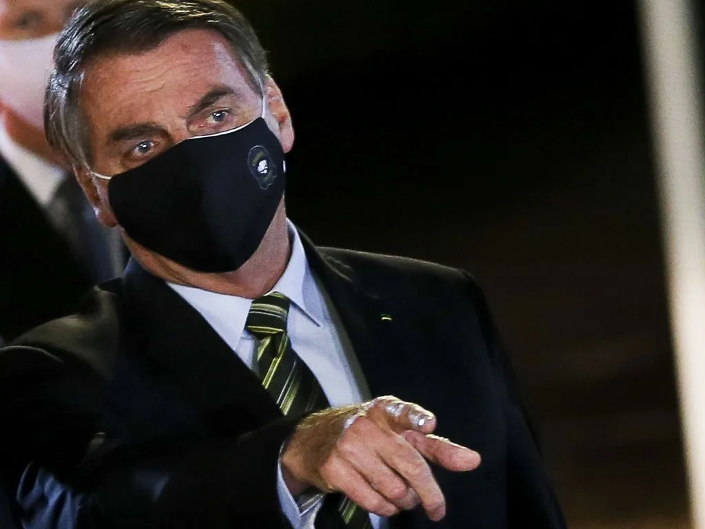 O presidente Jair Bolsonaro fala à imprensa no Palácio da Alvorada