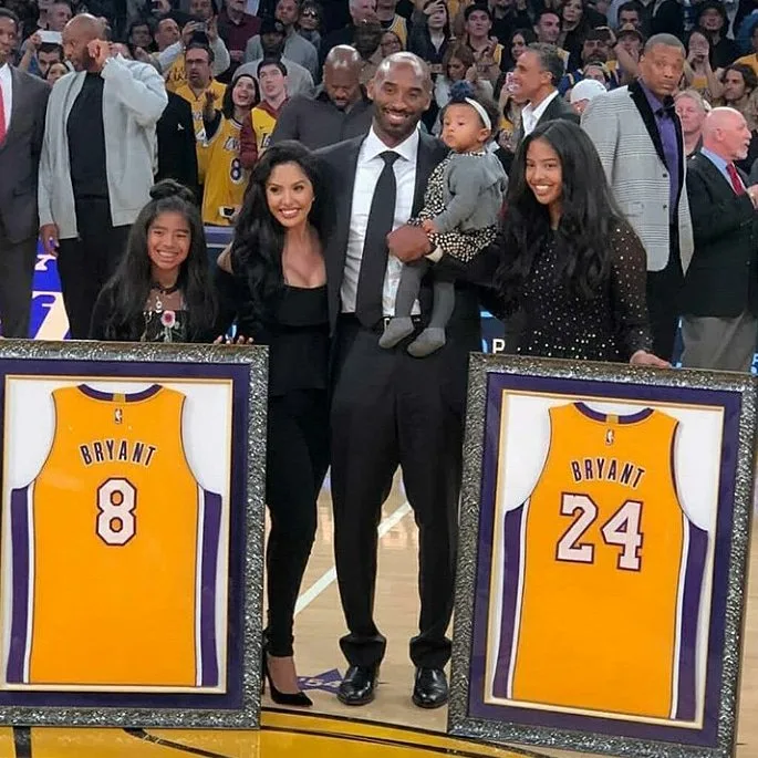 Los Angeles Kings homenageia Bryant no 1º jogo do Staples Center após morte