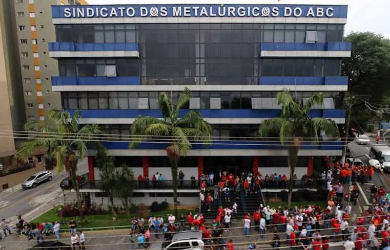 Lula retoma agenda de visitas e recebe Haddad no Sindicato dos Metalúrgicos