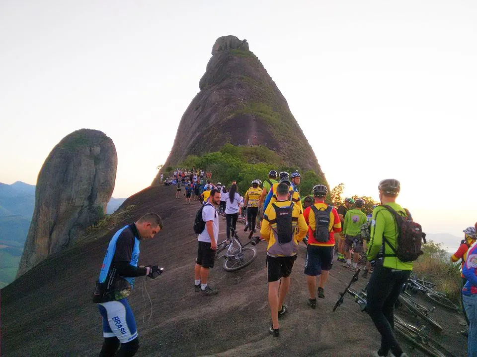 Ciclistas superam barreiras e alcançam o Frade e a Freira para ver o sol nascer