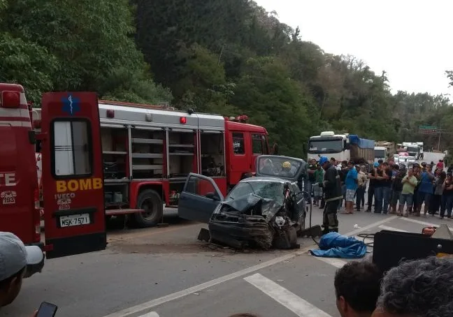 Acidente entre caminhão e carro de passeio deixa três feridos na BR 262 em Vargem Alta